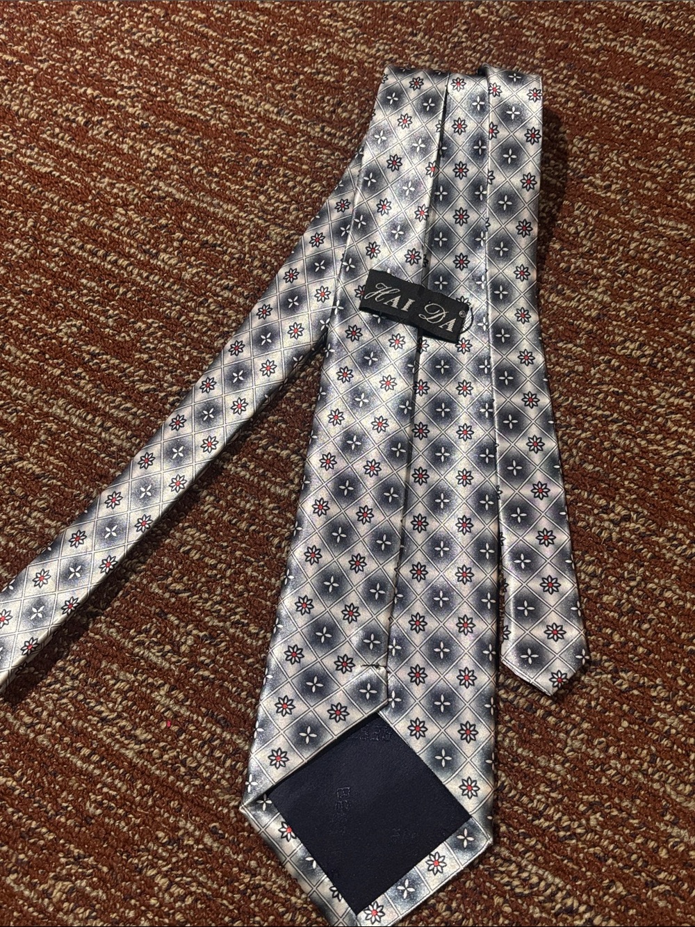 Men’s satin shiny silver grey floral geometric print wide vintage dressy necktie - Picture 4 of 10